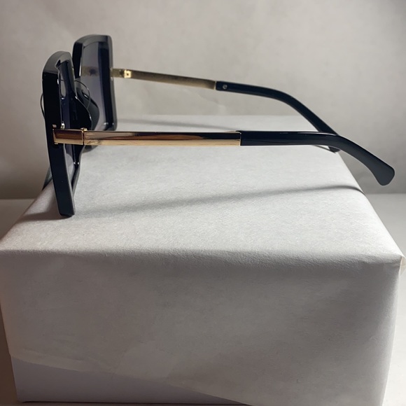 Fashionable Oversized Black Sunglasses - Picture 2 of 4